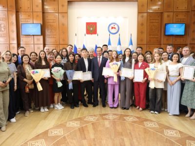 Глава Якутии наградил победителей и призеров всероссийской олимпиады школьников