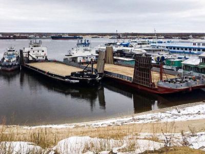 На переправе через Лену в Якутске работают два парома