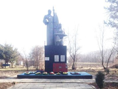 Памятник воинам-односельчанам, погибшим в годы Великой Отечественной войны