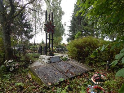 Братская могила 72 воинов Советской Армии, погибших в 1941-1943 гг. в боях с немецко-фашистскими захватчиками. Установлен обелиск