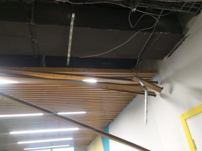 Следователи организовали проверку после обрушения потолка в Бердигестяхской школе