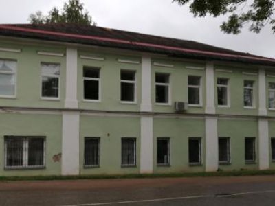 Здание первой в Валдайском районе средней школы