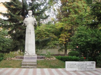 Памятный знак в честь преподавателей и студентов Крымского медицинского института, погибших в годы Великой Отечественной войны (скульптор Л.А.Скорубская, архитектор Е.В.Попов)