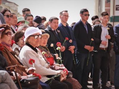 В Якутске возложили цветы к памятнику Василию Никифорову-Кюлюмнюр