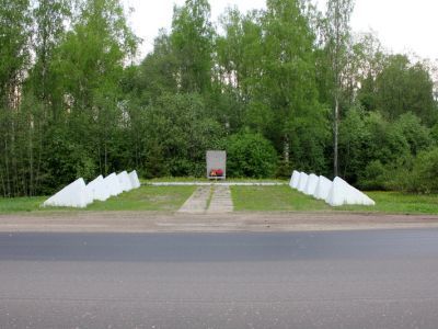 Памятник-стела на рубеже обороны, в строительстве которого принимали участие жители Ленинграда в июле-августе 1941 г. Поблизости установлены противотанковые надолбы (более 15 шт.)