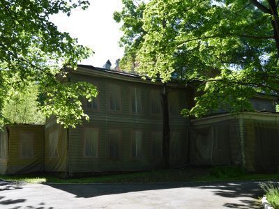 Дача. Здесь в период Великой Отечественной войны 1941-1945 гг. размещался первый госпиталь для летного состава Красной Армии, который в 1944 г. посетил генерал Шарль де Голль