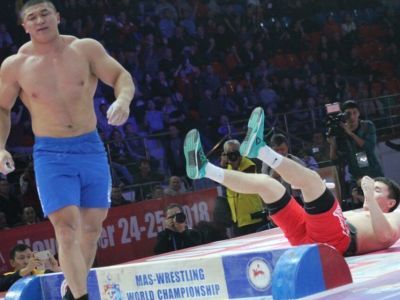 Сборная Кыргызстана в полном составе приехала на чемпионат мира по мас-рестлингу в Якутске