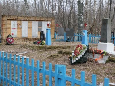 Братская могила воинов Советской Армии, погибших в боях с немецко-фашистскими захватчиками в период Великой Отечественной войны 1941-1945 гг.