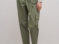 Брюки прямого силуэта с карманами и поясом