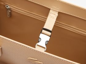 Классическая сумка Lacoste CHANTACO