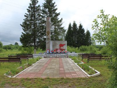 Братская могила советских воинов