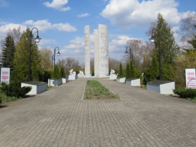 Мемориальный комплекс на братской могиле советских воинов, погибших в январе 1945 года (арх. А.В.Марков, ск. И.М.Гершбург, М.Д.Дуниман)