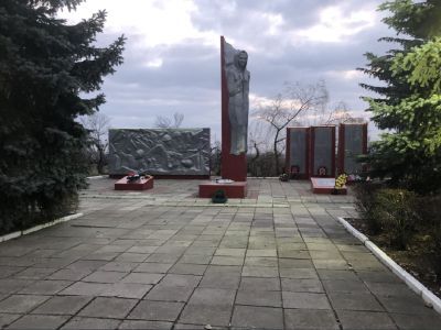 Братская могила воинов Советской Армии, погибших в феврале 1943 года. Захоронено 26 человек, установлено фамилий на 18 человек. Скульптура установлена в 1965 году