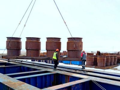 Специалисты приступили к сборке коффердамов для строительства пилонов Ленского моста