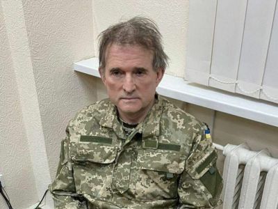 Зеленский опубликовал фото Медведчука в наручниках