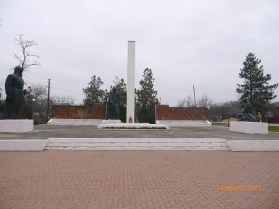 Братская могила воинов, погибших в годы гражданской и Великой Отечественной войн