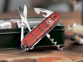Нож перочинный Victorinox Huntsman, сталь X55CrMo14, рукоять Cellidor®, полупрозрачный красный, 15 функций, 91мм