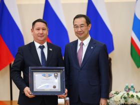 Айсен Николаев наградил выдающихся ученых Якутии