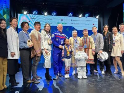 На форуме «Цифровой алмаз» Герой России Олег Артемьев передал куколку Кындыкан, побывавшую на МКС