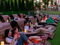 Летний кинотеатр в южном ландшафтном парке «Остров мечты»