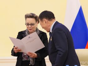 В Якутске с 75-летием поздравили заслуженного экономиста России Владимира Птицына