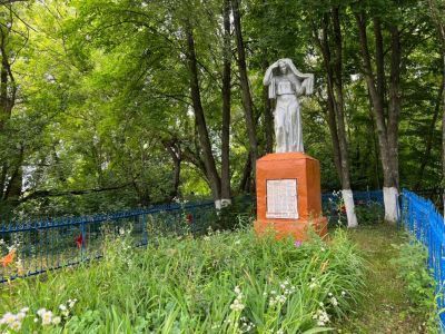 Братская могила воинов Советской Армии, погибших в феврале 1943 года. Захоронено и установлено фамилий на 48 человек. Скульптура установлена в 1952 году