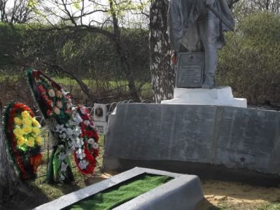 Братская могила с захоронением воинов, в период Великой Отечественной войны 1941-1945 гг.