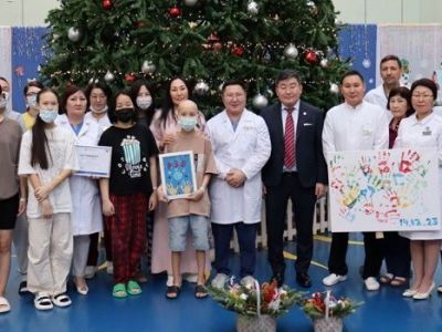 Председатель Правления АКБ «Алмазэргиэнбанк» АО Николай Долгунов вручил РБ№1 – НЦМ им. М.Е. Николаева сертификаты на медицинские кровати и оборудования