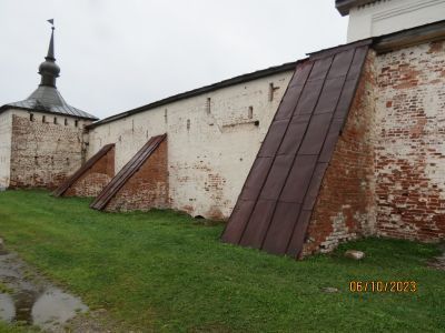 Прясло крепостной стены Успенского монастыря между церковью Преображения Господня над Водяными вратами и Хлебенной башней