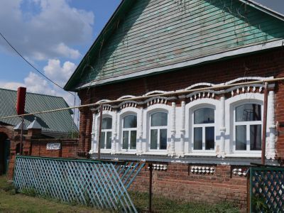 Дом с воротами