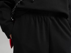 Брюки-джоггеры объемного кроя из футера