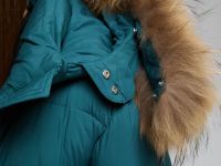 Пуховик с капюшоном и опушкой из натурального меха