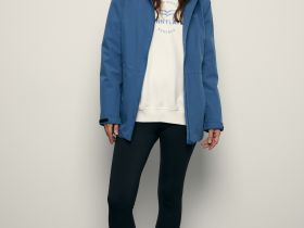 Спортивная ветровка приталенного силуэта