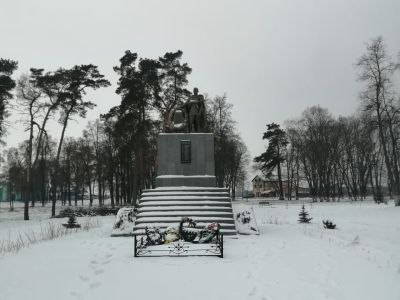 Братская могила воинов Советской Армии, погибших в феврале 1943 года. Захоронено 29 человек, установлено фамилий на 12 человек. Скульптура установлена в 1947 году