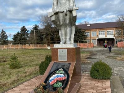 Братская могила красных партизан, погибших в годы гражданской войны, и 27 воинов Советской Армии, погибших в 1943 г. при освобождении хутора от немецких захватчиков