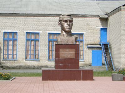 Бюст революционеру Д.Гутякулову