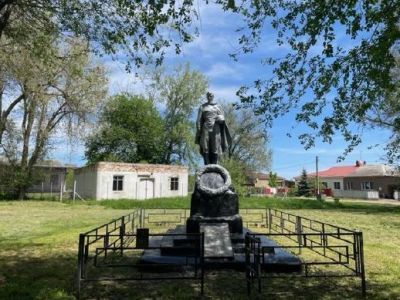 Братская могила советских воинов, погибших в боях с фашистскими захватчиками