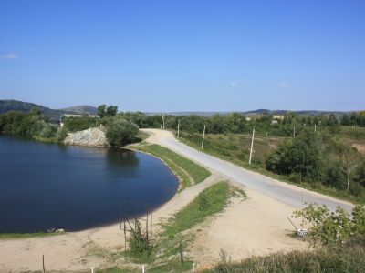 Деривационный канал, построенный в 1763-1767 Фроловым Козьмой Дмитриевичем. Плотина и пруд  первого в мире гидротехнического каскадного сооружения, построенного им же в 1783-1797 гг. на реке Зеевке