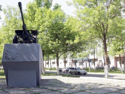 Боевая пушка. Установлена в честь боевых подвигов подольских курсантов, уроженцев Мордовии, в годы Великой Отечественной войны 1941-1945 гг.