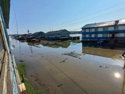 Защитная насыпь не выдержала дождевых вод, что стало причиной подтопления города Верхоянска в Якутии