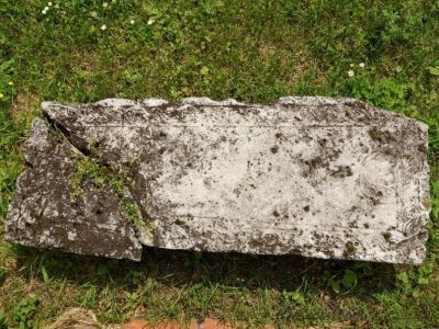 Надгробие неизвестного к востоку от Смоленского собора, XVII в.