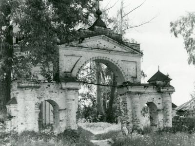 Ворота в ограде