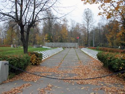 Военная площадка, где захоронены советские воины, погибшие в 1918-1919 гг. и в 1941-44 гг., среди них - Герой Советского Союза Перегудов Алексей Иванович (1913-1943)