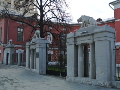 Двое ворот со львами