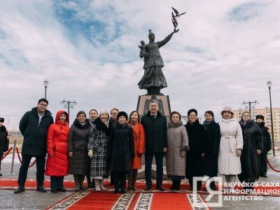 В Якутске к памятнику Матери возложили цветы