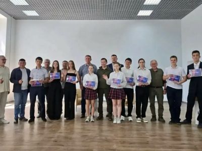 Айсен Николаев поздравил золотых медалистов школ Докучаевска