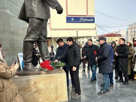 Депутаты Якутской городской Думы возложили цветы к памятникам выдающихся деятелей