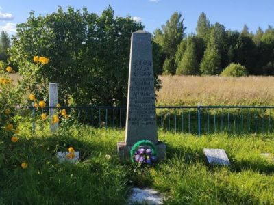 Воинское кладбище, где похоронены воины Советской Армии, погибшие в 1944 году при освобождении д. Борки от немецко-фашистских захватчиков