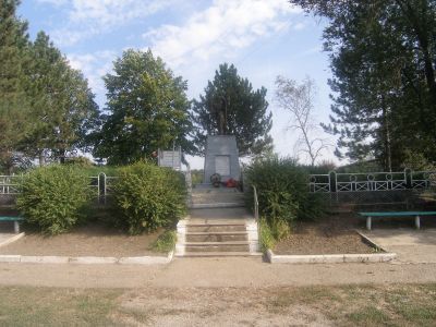 Две братские могилы советских воинов, погибших в боях с фашистскими захватчиками