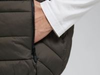 Утепленный жилет со съемным капюшоном